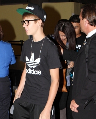 normal_001~10 - 17 09 2011 At LAX with Justin Bieber