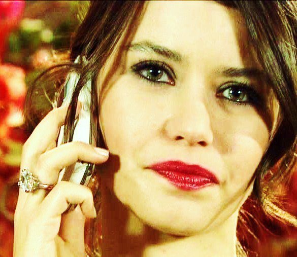 Beren-Saat-Ask-i-Memnu-beren-saat-24885633-585-507 - Mi-e dor de serial