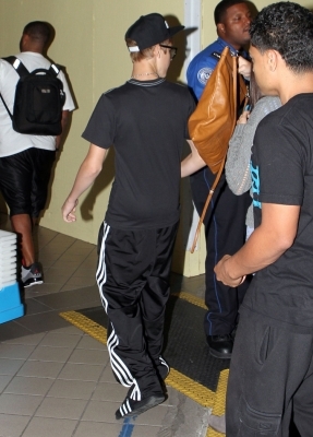 normal_017~4 - xX_At LAX with Justin Bieber