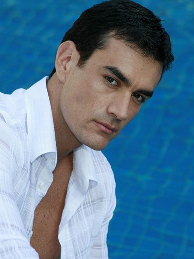 Maximiliano Irrazabal-David Zepeda - acorralada personaje