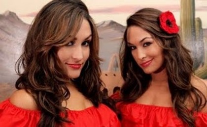 The-Bella-Twin-At-mexico-500x310