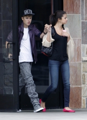  - 2011 Walking In Los Angeles With Selena Gomez - September 16