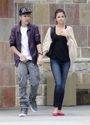  - 2011 Walking In Los Angeles With Selena Gomez - September 16