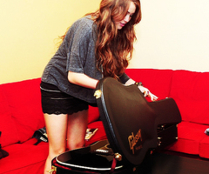 Nu . Nu . Nu . Nu pot sa mai dau ochii cu lumea .