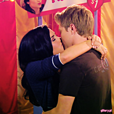 Vreau sa fi sotia mea [ aratand inelul de logodna .... ]