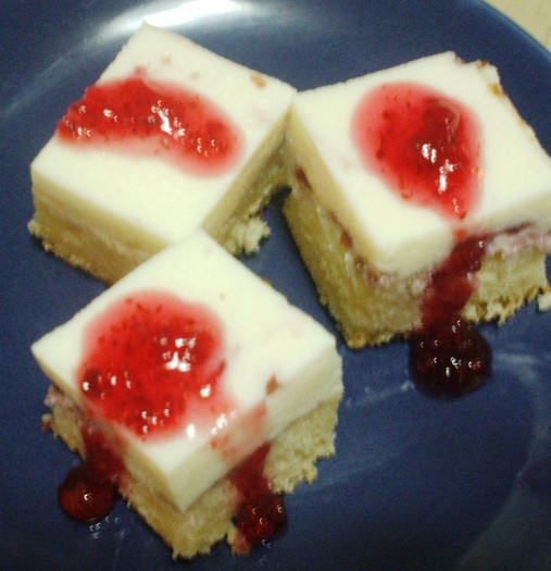 prajitura cu gem de merisoare si crema de iaurt