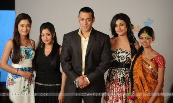 37243-salman-khan-with-sara-khan-ratan-rajput-ragini-khanna-and-tina-d - Aishwarya Ray si alte vedete indiene