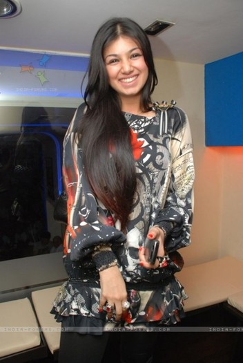 78555-ayesha-takia-at-quotdino-morea-crepe-stationquot-launch - Aishwarya Ray si alte vedete indiene