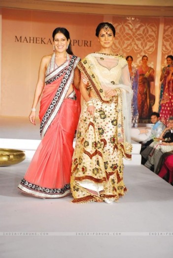 80671-lara-dutta-walks-the-ramp-for-designer-maheka-mirpuri-at-taj-pre - Aishwarya Ray si alte vedete indiene