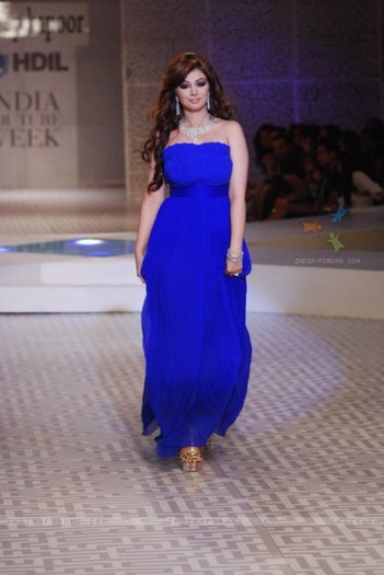 100780-ayesha-takia-walks-for-maheep-kapoor-show-at-hdil-india-couture - Aishwarya Ray si alte vedete indiene