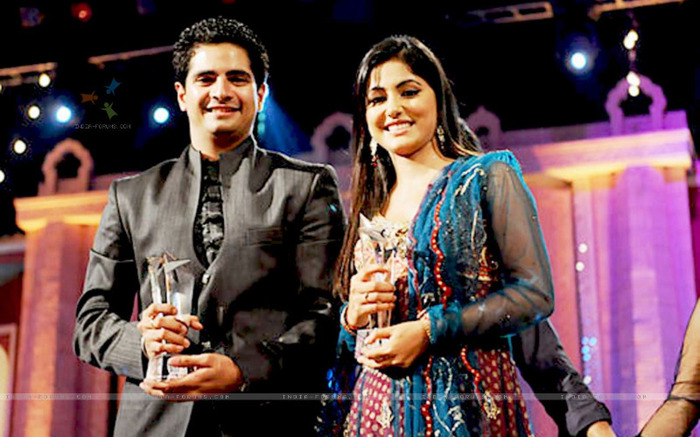150577-hina-khan-and-karan-mehra-at-star-parivaar-awards-2010