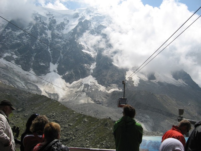 IMG_4054; asteptam a doua cabina ce zboara peste Alpi
