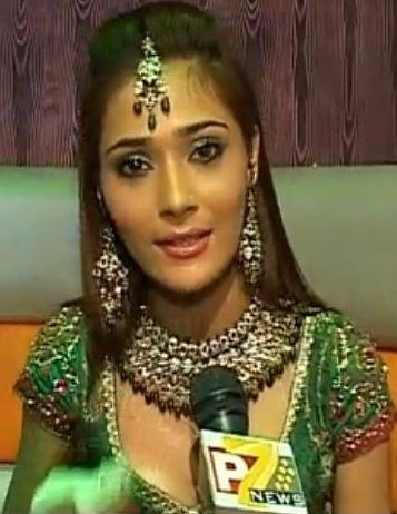 73054_457252854555_165475334555_5169716_1830912_n - sara khaN SoP-eR