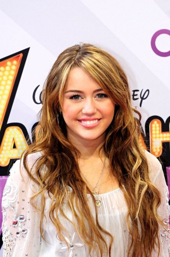 poza-miley-cyrus-530x798 - miley cyrus