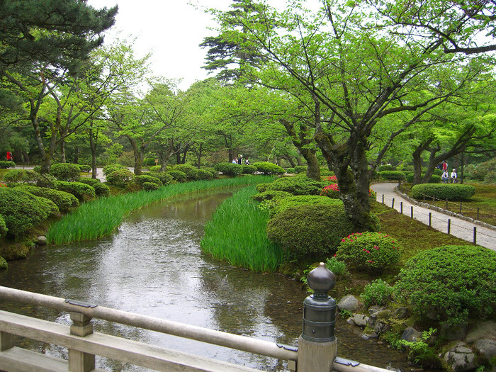 Kenrokuen_Hanamibashi_in_May - Japonia