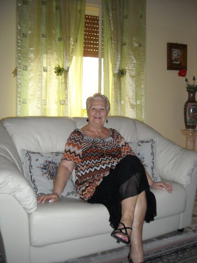 DSCN4234; La mama in sufragerie
