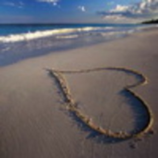 inima pe nisip la mare - poze inimy