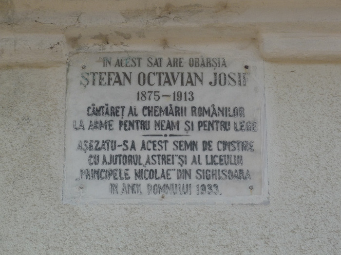 Placa comemorativă de pe camin,fostă dezvelită inţial pe casa bunicilor poetului St.Octavian Iosif..
