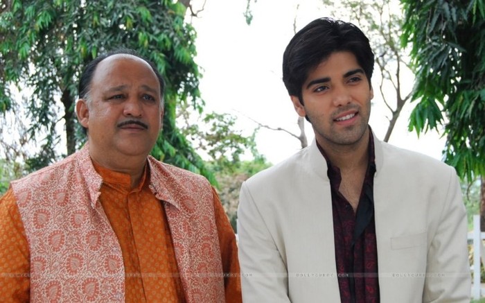 33288-ranvir-with-his-father-in-law-sharmaji - Sapna Babul Ka Bidaai