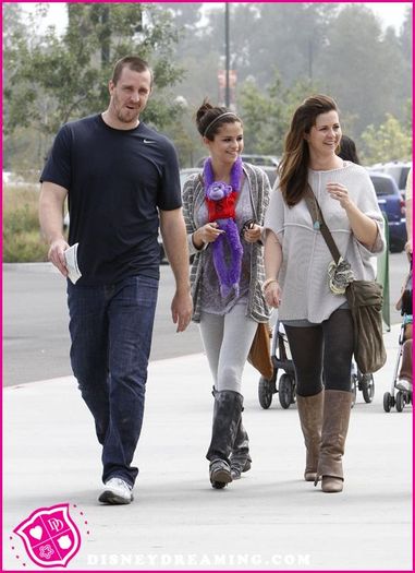 Selena-Gomez-Goes-To-The-Zoo-With-Her-Parents - Selena Gomez