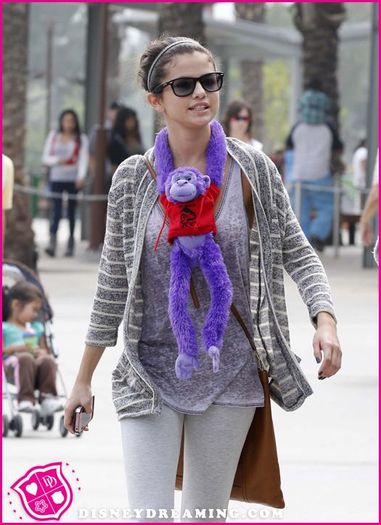 Selena-Gomez-And-Monkey-At-The-Zoo - Selena Gomez