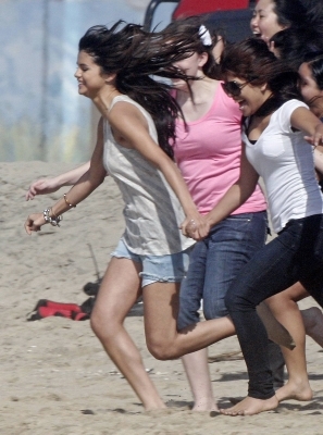 normal_001 - 13 02 2011 Filming Her new Music Video at the Beach with her Fans in LA