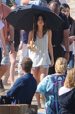 normal_004 - 13 02 2011 Filming Her new Music Video at the Beach with her Fans in LA