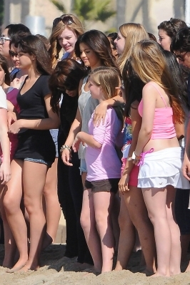 normal_011 - 13 02 2011 Filming Her new Music Video at the Beach with her Fans in LA