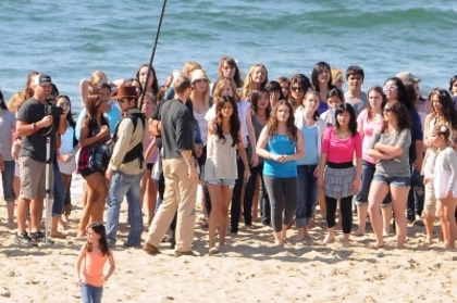 normal_012 - 13 02 2011 Filming Her new Music Video at the Beach with her Fans in LA