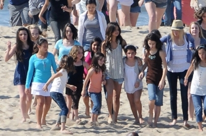 normal_013 - 13 02 2011 Filming Her new Music Video at the Beach with her Fans in LA