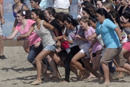 normal_019 - 13 02 2011 Filming Her new Music Video at the Beach with her Fans in LA