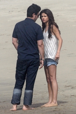 normal_020 - 13 02 2011 Filming Her new Music Video at the Beach with her Fans in LA