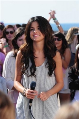 normal_085 - 13 02 2011 Filming Her new Music Video at the Beach with her Fans in LA