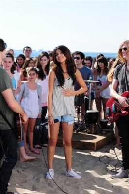 normal_088 - 13 02 2011 Filming Her new Music Video at the Beach with her Fans in LA