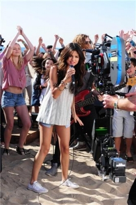 normal_090 - 13 02 2011 Filming Her new Music Video at the Beach with her Fans in LA