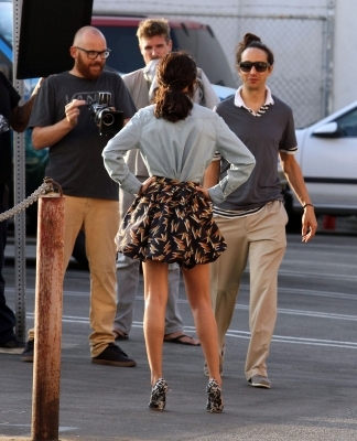 normal_09670_Preppie_Selena_Gomez_on_a_photoshoot_in_Venice_14_122_55lo - 26 09 2011  At a Photoshoot Set in Venice