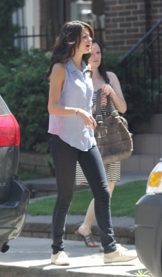 normal_98117_Preppie_Selena_Gomez_at_a_restaurant_in_Toronto_1_122_131lo