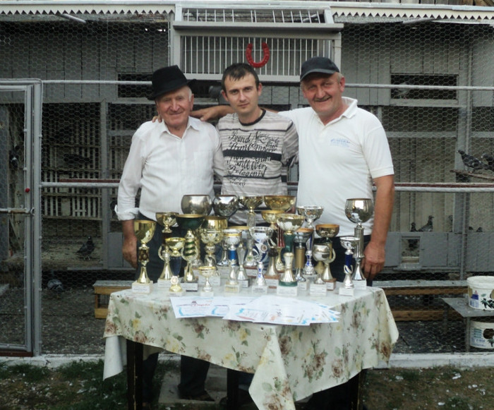 Un vecin (87 ani) a venit sa ne felicite - Eu tata prieteni columbofili