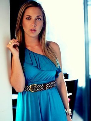 vanessa-pose-402074l-poza