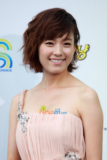 han-hyo-joo-pose
