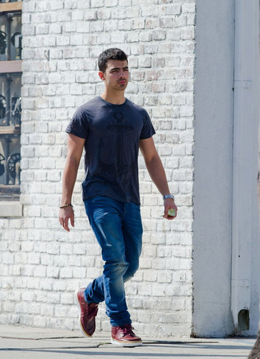 Joe+Jonas+Joe+Jonas+Shops+Beverly+Hills+1AUk1CRyZvdl - Joe Jonas Shops in Beverly Hills