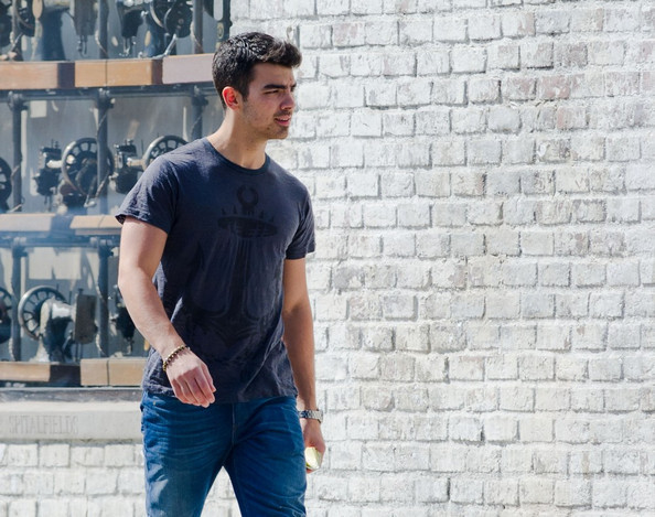 Joe+Jonas+Joe+Jonas+Shops+Beverly+Hills+MNwNWWG1uJGl - Joe Jonas Shops in Beverly Hills