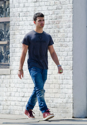 Joe+Jonas+Joe+Jonas+Shops+Beverly+Hills+yBd58AKR12Hl - Joe Jonas Shops in Beverly Hills