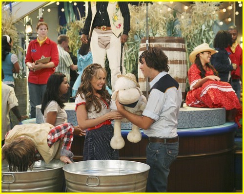 002 - The Suite Life on Deck 2008-2010 - Season 1 - Episode 19 - Mulch - Ado - About - Nothing