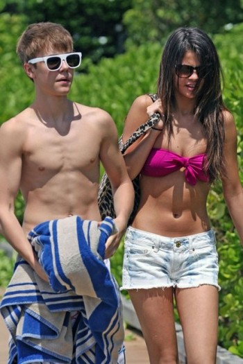0524-justin-bieber-shirtless-selena-gomez-bikini-00-480x720-400x600