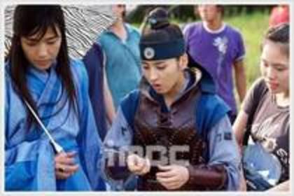 41774485_WKMNKALDB - Jumong-in spatele camerei