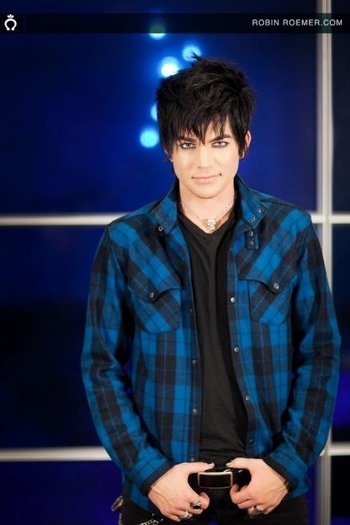 26600_120325934644406_120322821311384_298329_93623_n - Poze cu Adam Lambert