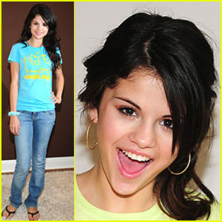 Selena Gomez Pictures 2