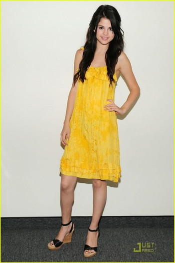 Selena_Gomez_1242827334_0 - moda cu sely