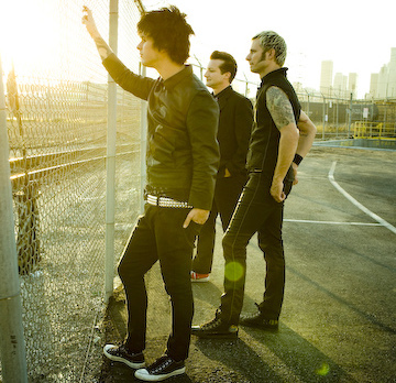 De pe 11 octombrie 21 Guns by Green Day :x